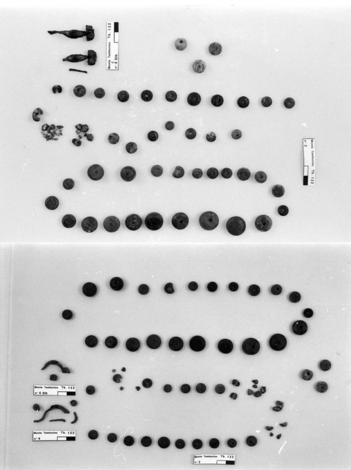 collana di perle in ambra, due fibule in ferro, laminetta in bronzo prima del restauro